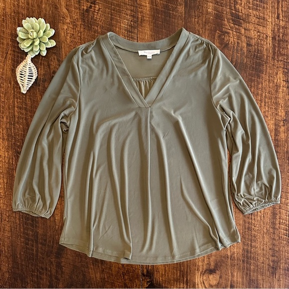 Two by Vince Camuto | V-neck Long Sleeve Blouse, Olympia Greey - Picture 4 of 10